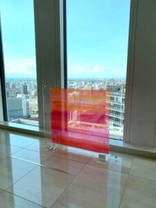 2021年10月4日(月)〜11月8日(月)JR名古屋駅「JRゲートタワーホテル」15階ロビーとフロント前にて、『紅、染まりゆくみち』作品展示中。