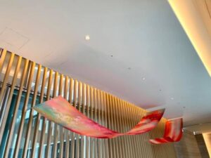 2021年10月4日(月)〜11月8日(月)JR名古屋駅「JRゲートタワーホテル」15階ロビーとフロント前にて、『紅、染まりゆくみち』作品展示中。